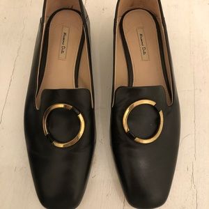 Beautiful loafers size 10. Very chic.